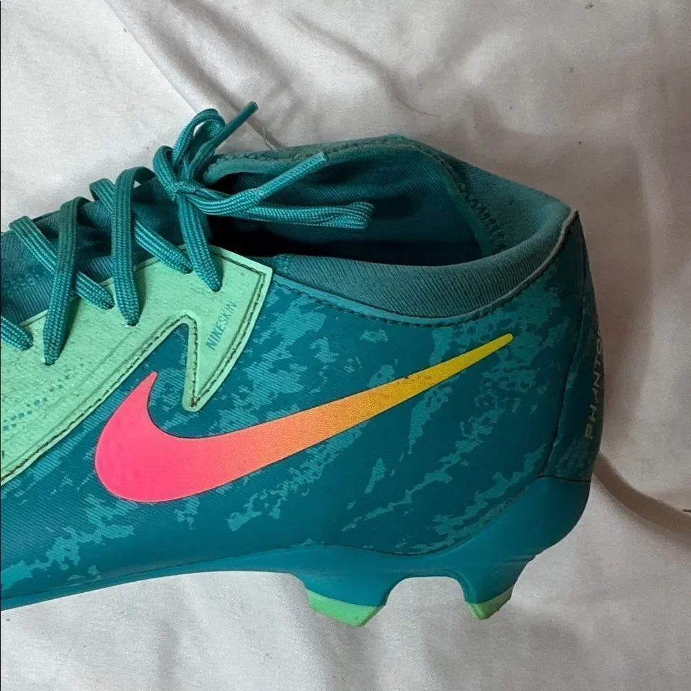 Nike Phantom Luna 2 Academy LV8 MG High Top Soccer Cleats FJ2561-300. Size 10.5.